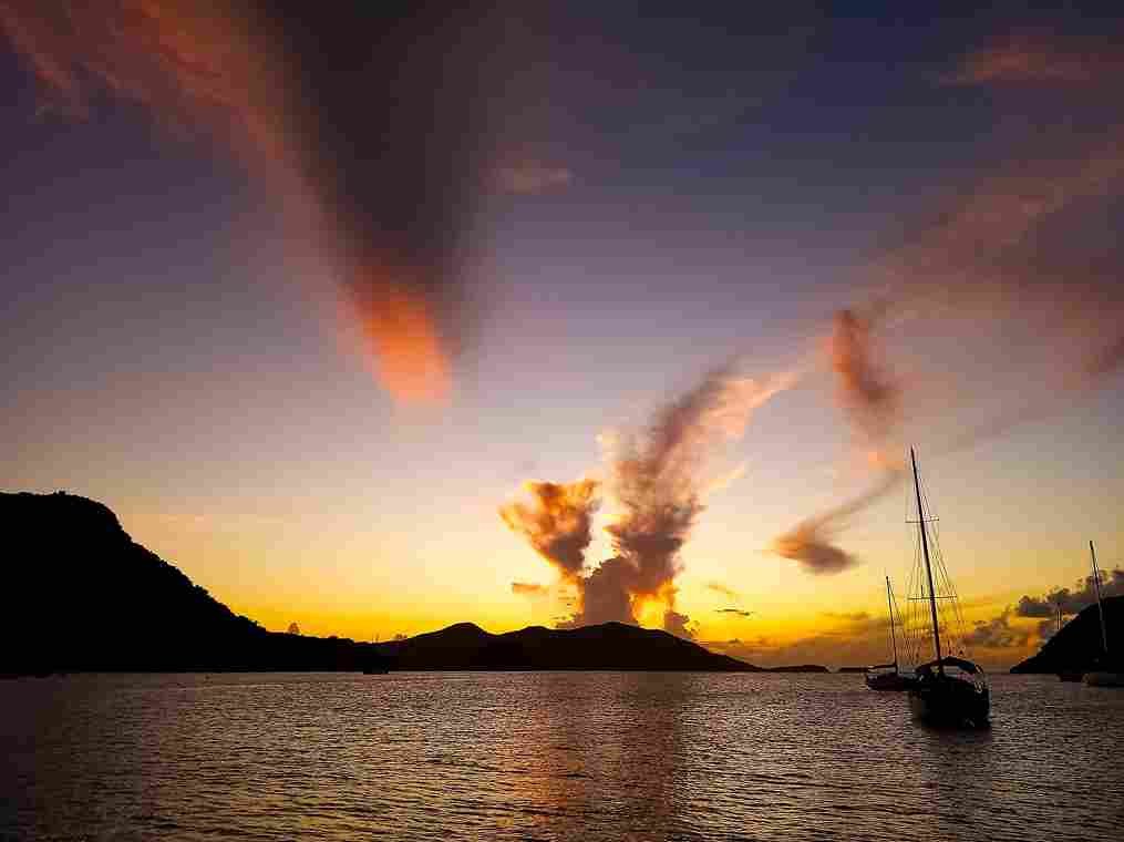 Un couché de soleil sur les Saintes en Guadeloupe.