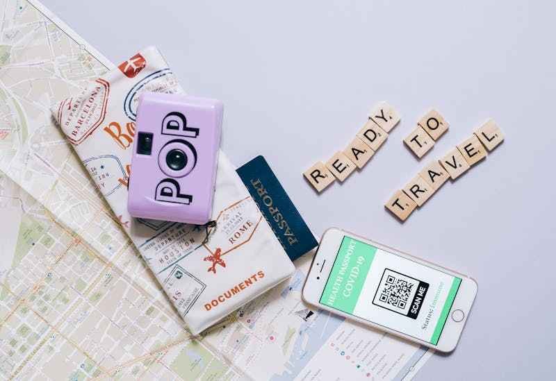 Ensemble de documents, passeport, billet e-connect, visa, une carte géographique.