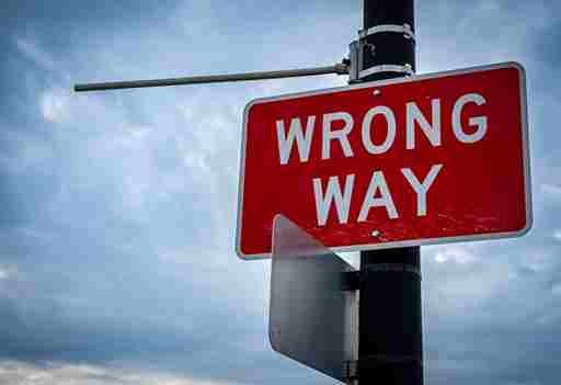 panneau wrong way, pour indiquer les endroits à éviter.