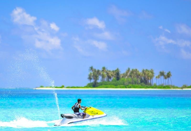 Un jeune homme en jet ski à saint François en Guadeloupe.