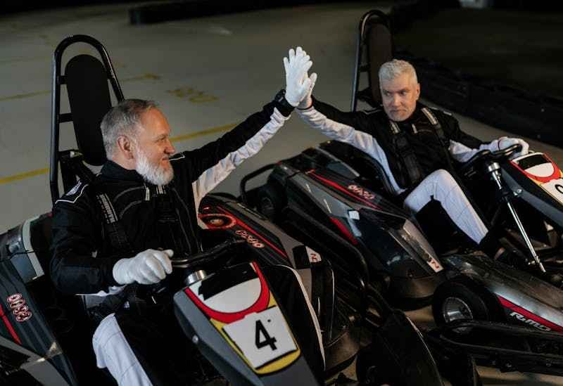 Deux personnes d'un certain âge sont à bord d'un karting, près à démarrer, ils se check.