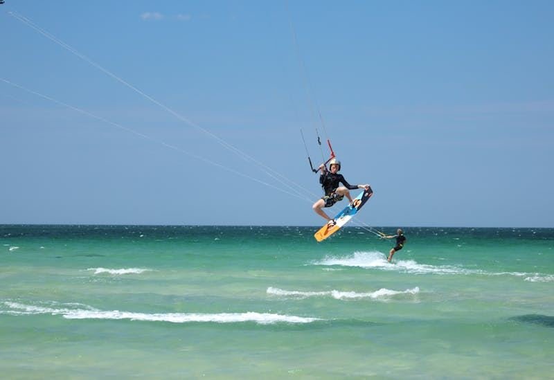 Un personnage fait du kite surf à Saint François en Guadeloupe.
