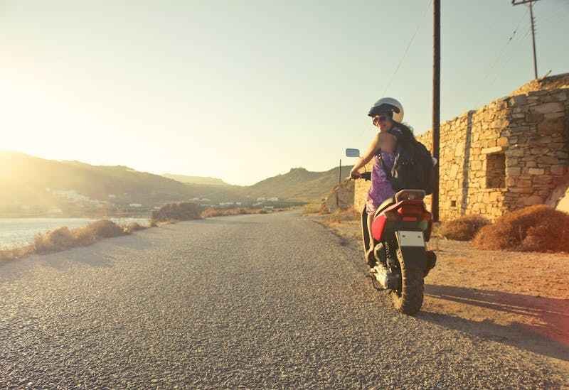 Une femme sur un scooter à Saint Francois en Guadeloupe.