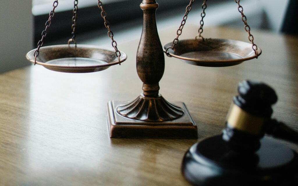 Une balance, et un petit maillet, symbole du droit et de la justice.