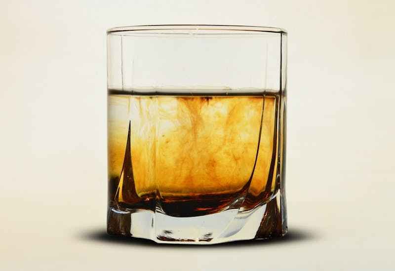 Un verre de rhum pausé sur une table.