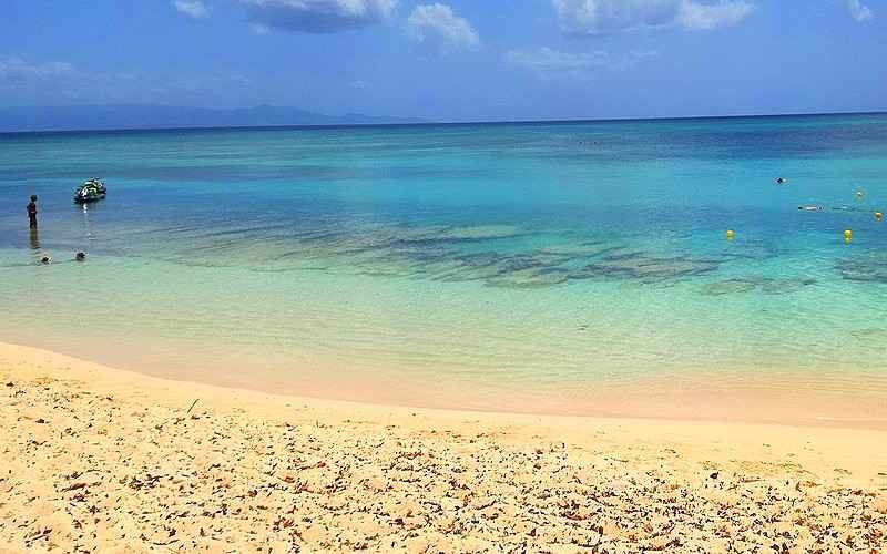 Plage des salines à Saint François, sable doré, eau turquoise.