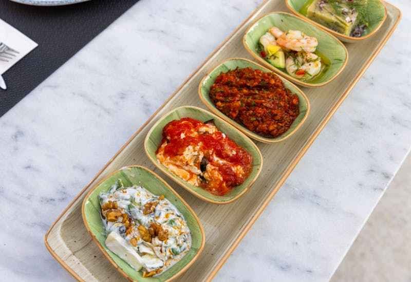 plats guadeloupéens, posées sur une table.