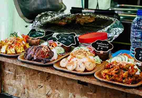 Un buffet alimentaire avec des prix indiqué