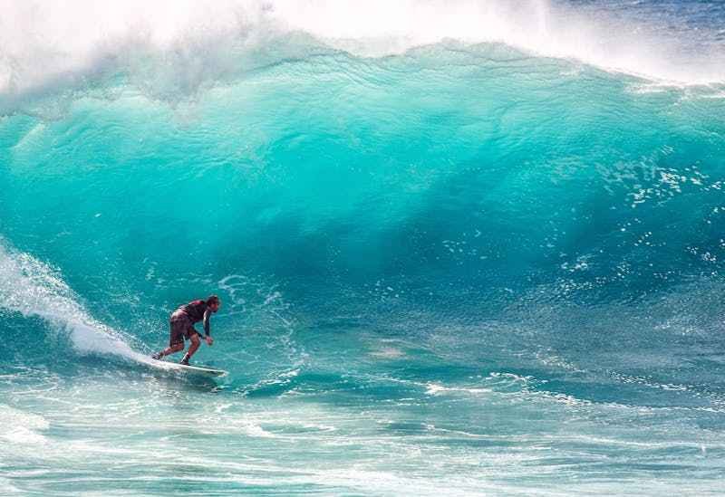 Un homme surf à Saint-Francois en Guadeloupe.