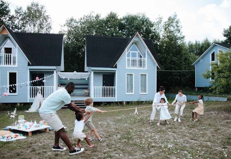 Deux familles jouent au tire à la corde au sein d'un village vacance à Saint Francois.